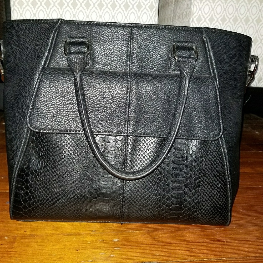 EUC Jewell Black Pebble Snake Diamond District
