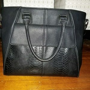 EUC Jewell Black Pebble Snake Diamond District