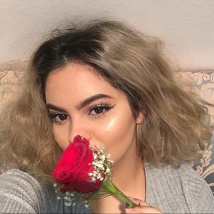 Meet your Posher, Elicia