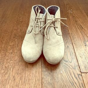 Girls toms size 1.5