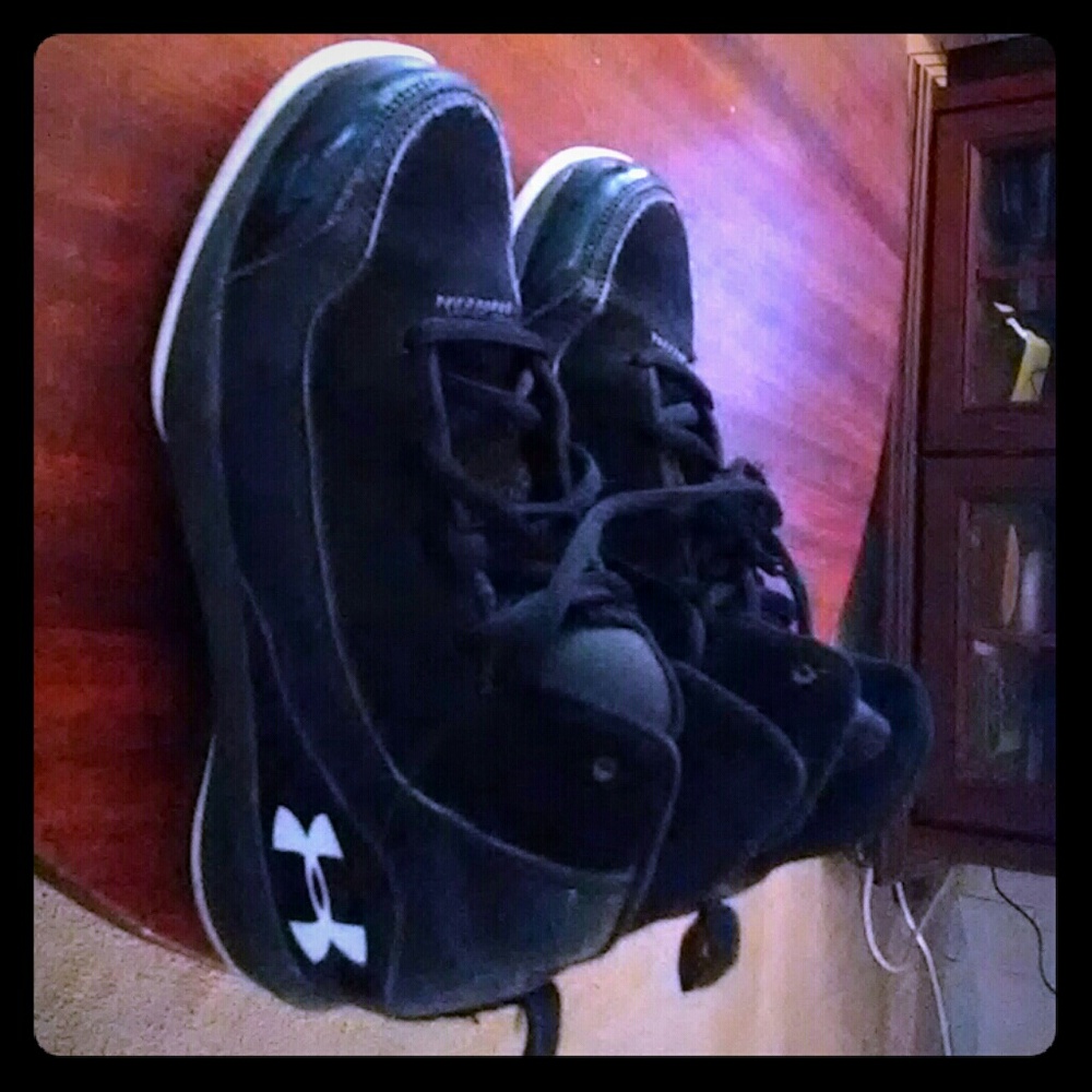 2.5 Youth Size Black Under Armour Basketball Shoes