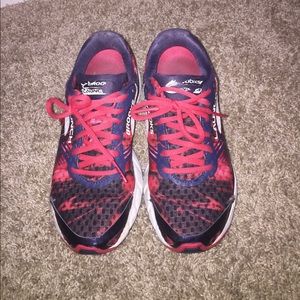 used brooks red & black tennis shoes