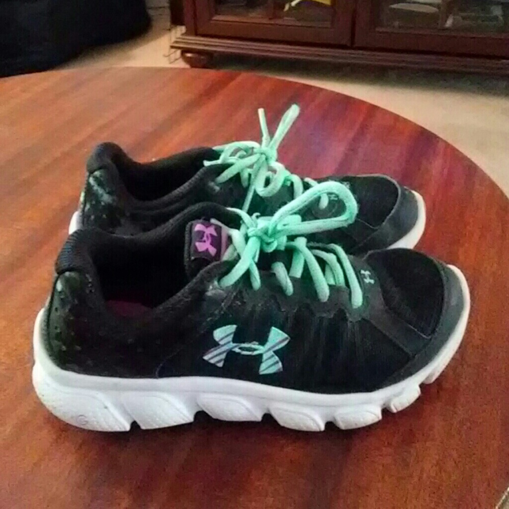 Girls youth under armour sneakers size 4 youth