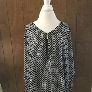 Beautiful black and white zip-up blouse.