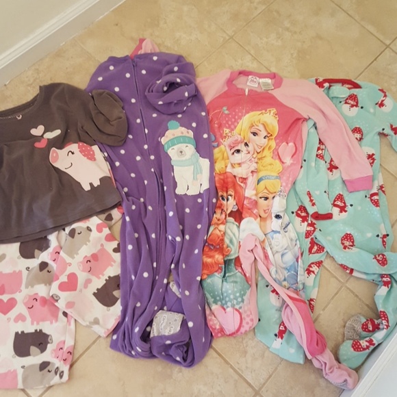 SOLD! bundle PJs 4-5T - Picture 1 of 3