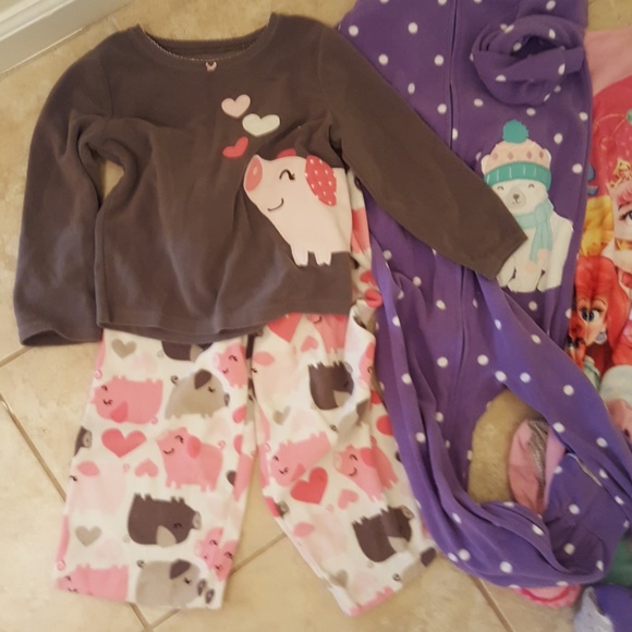 SOLD! bundle PJs 4-5T - Picture 2 of 3