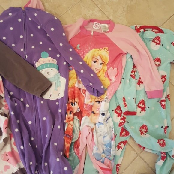 SOLD! bundle PJs 4-5T - Picture 3 of 3