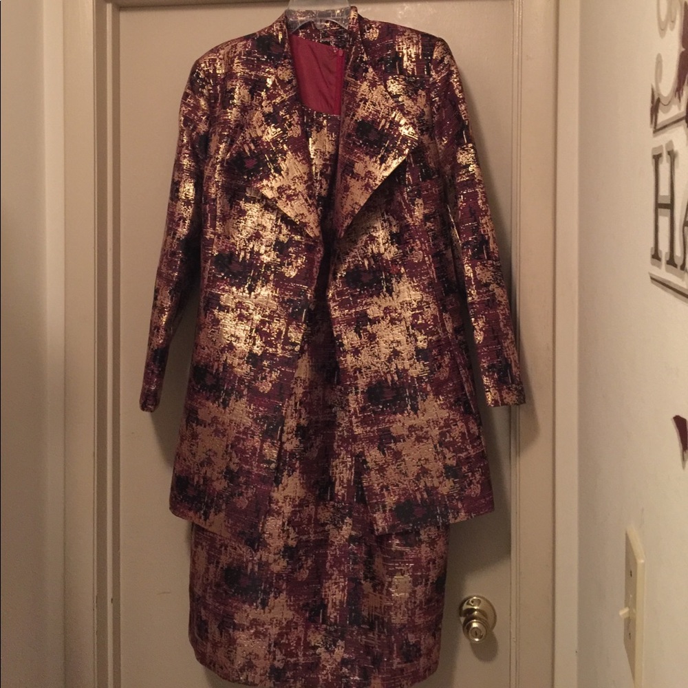2-piece ladies suit w/ matching wide-brim hat