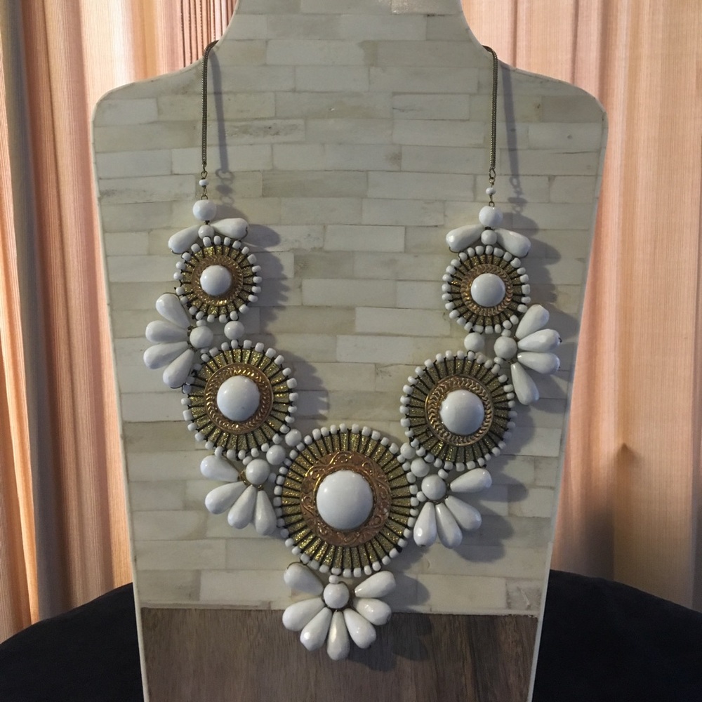 ❤️Gold & White Necklace❤️