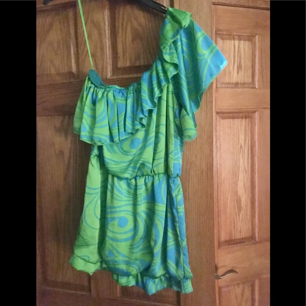 One shoulder top