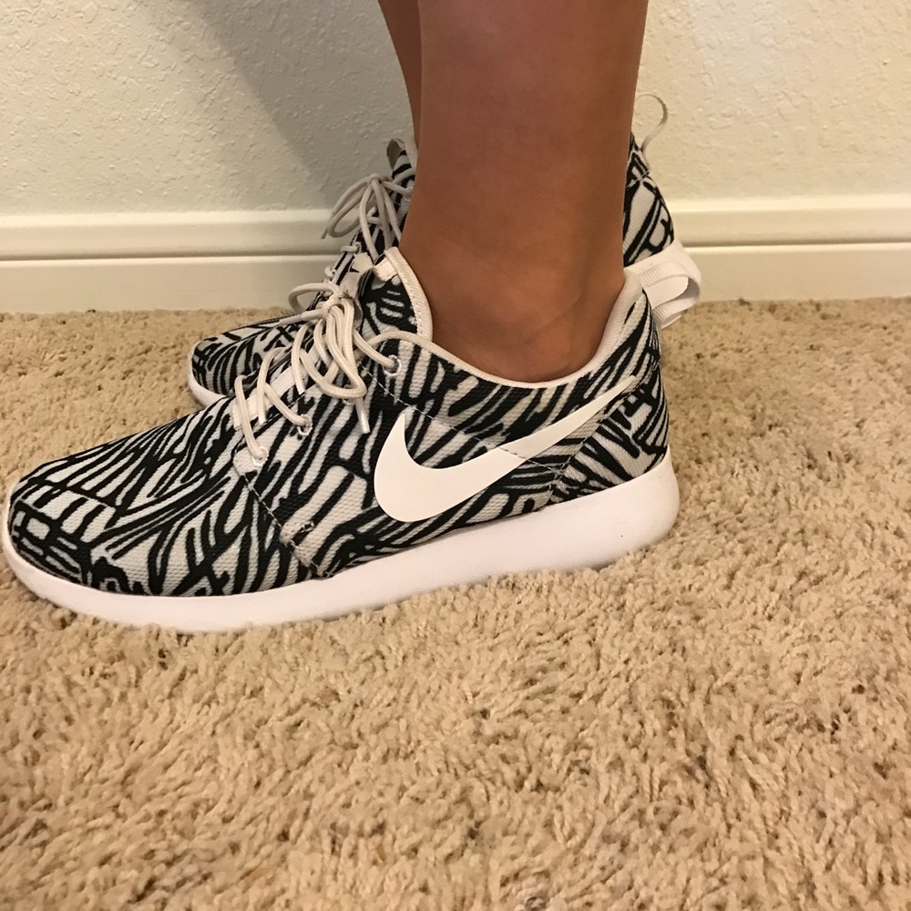 black and white nike roshe