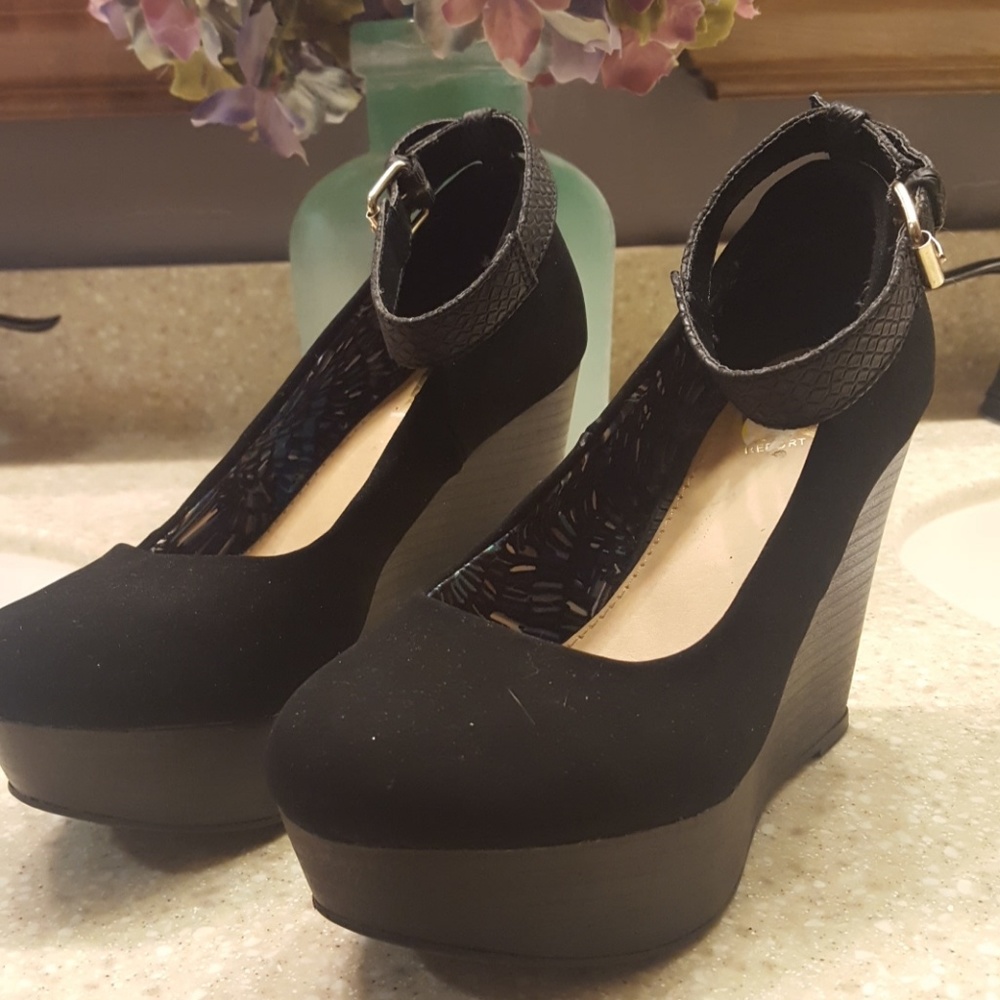 Women's size 5 Mary Jane style shoes
