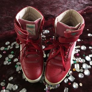 STYLISH RED PUMAS