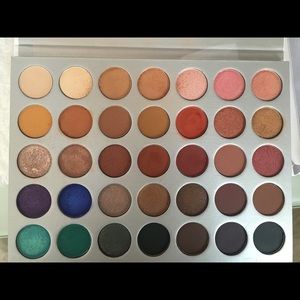 Morphe swatch Jaclyn Hill Palette