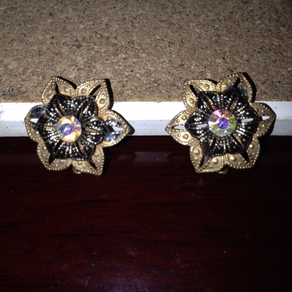 Vintage Clip On Earrings - Picture 2 of 3