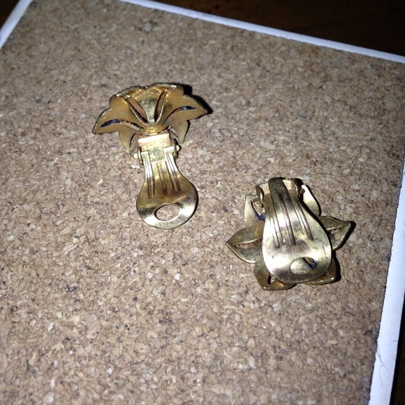 Vintage Clip On Earrings - Picture 3 of 3