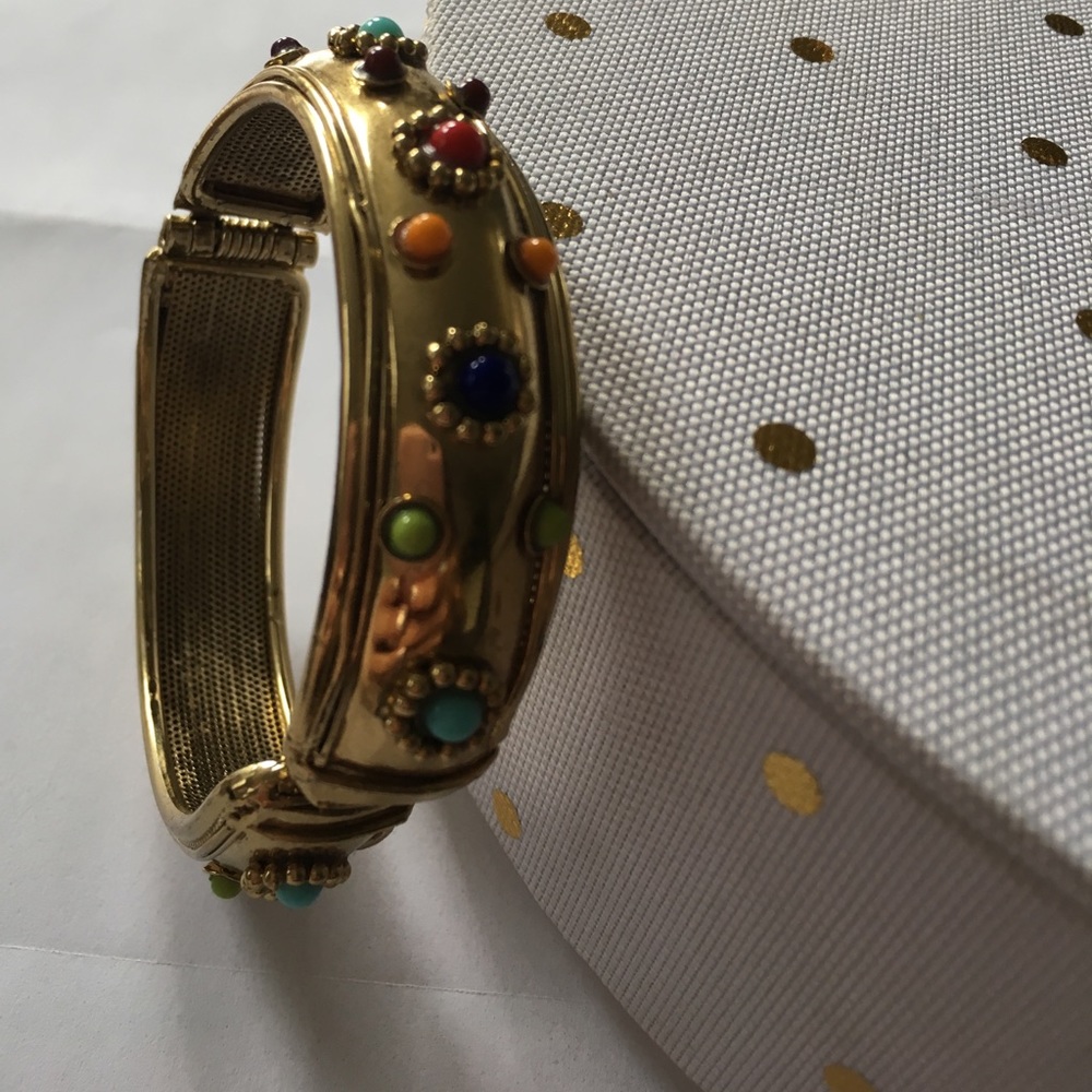 Clasp bracelet