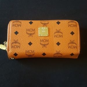 COGNAC MCM WRISTLET