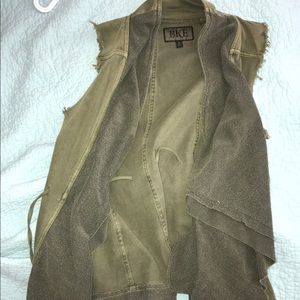 Buckle olive cargo & cloth vest