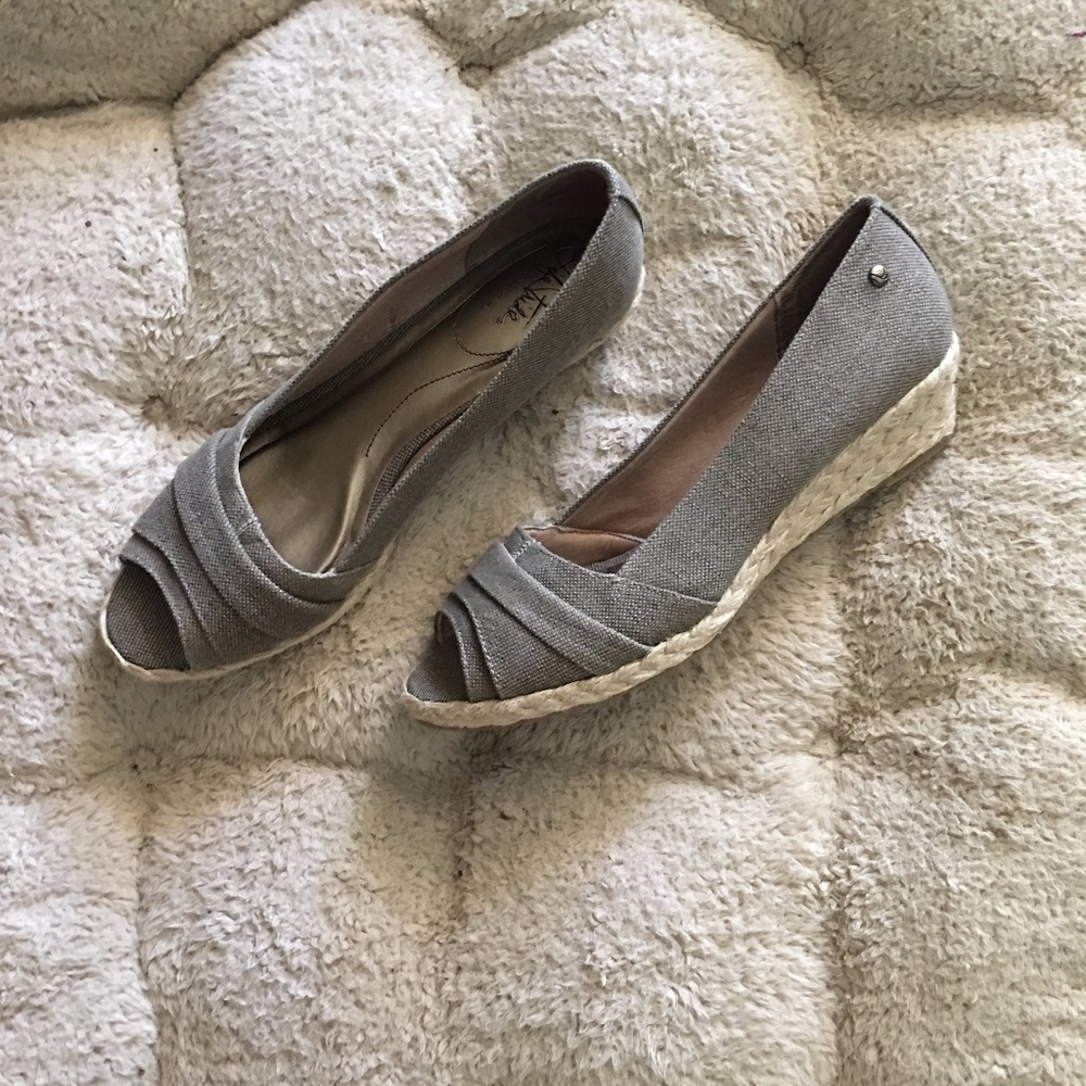 Open toe shoes