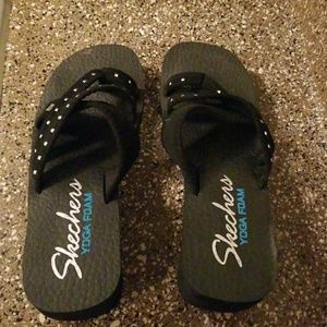 Skechers Yoga foam sandals (Size 9)