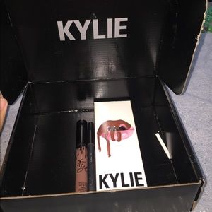 KYLIE COSMETICS MATTE LIQUID LIPSTICK AND LINER!!!