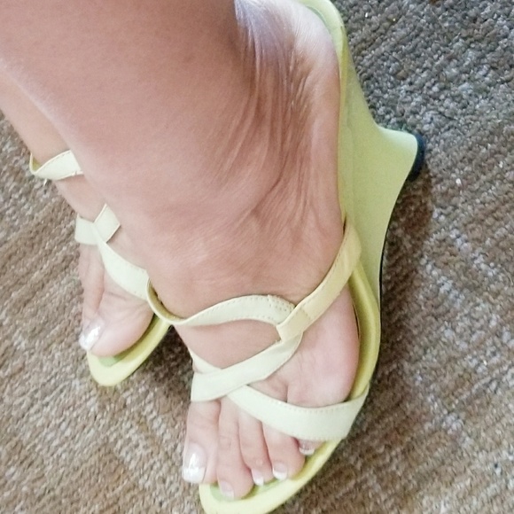 Shoe - Picture 2 of 4