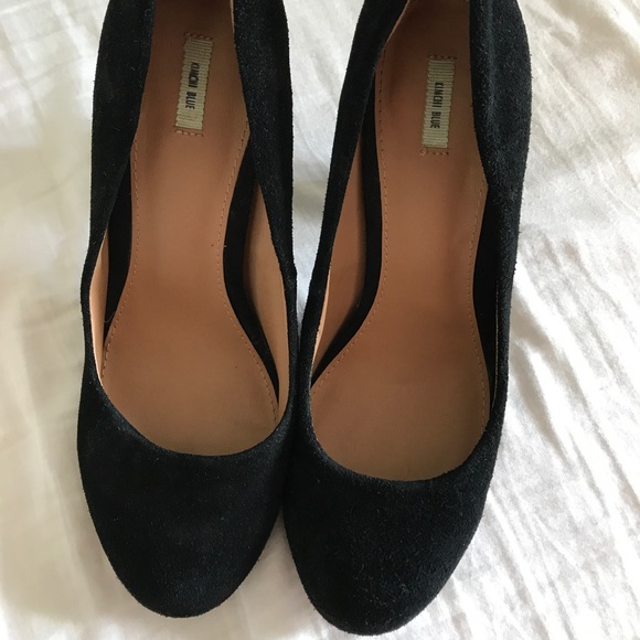 Black suede pumps, size 8.5 - Picture 2 of 3