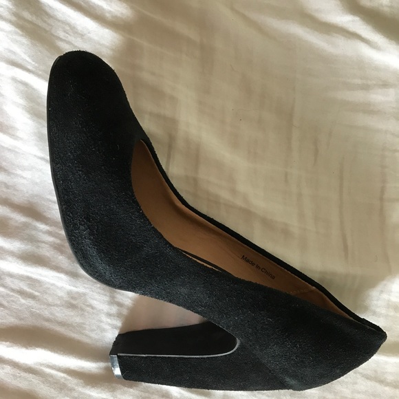 Black suede pumps, size 8.5 - Picture 3 of 3