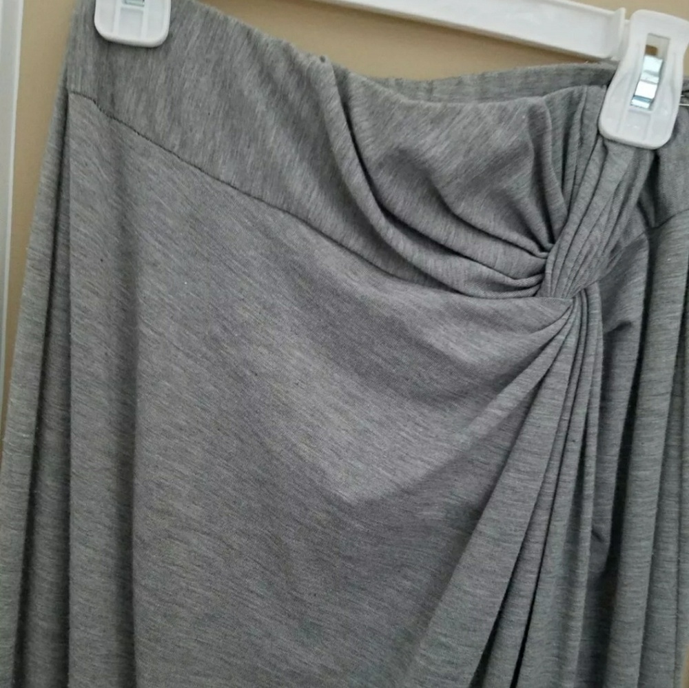 Knotted maxi skirt with slit