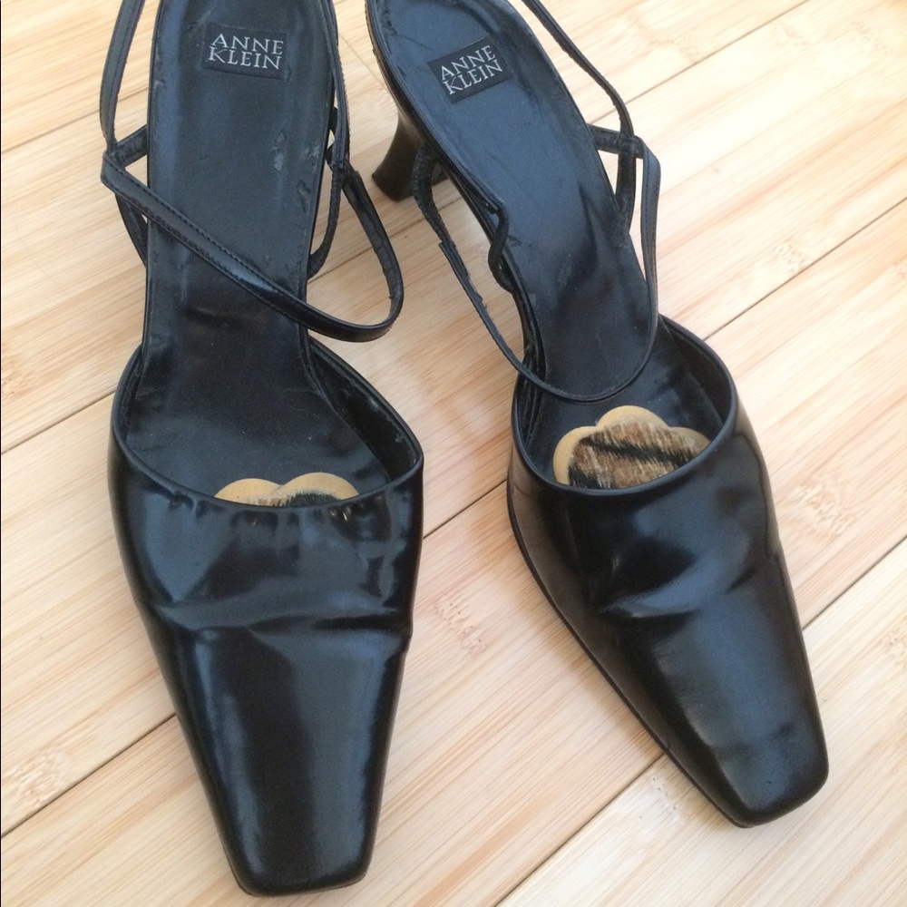 Anne Klein black pumps with square front
