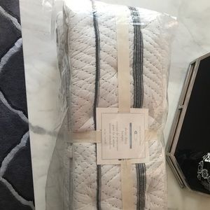 Brand new pottery barn bumper. Sleepy sheep