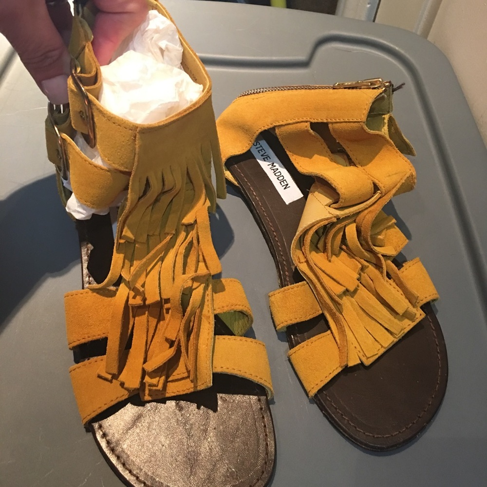 Steve Madden flat sandals NWT.