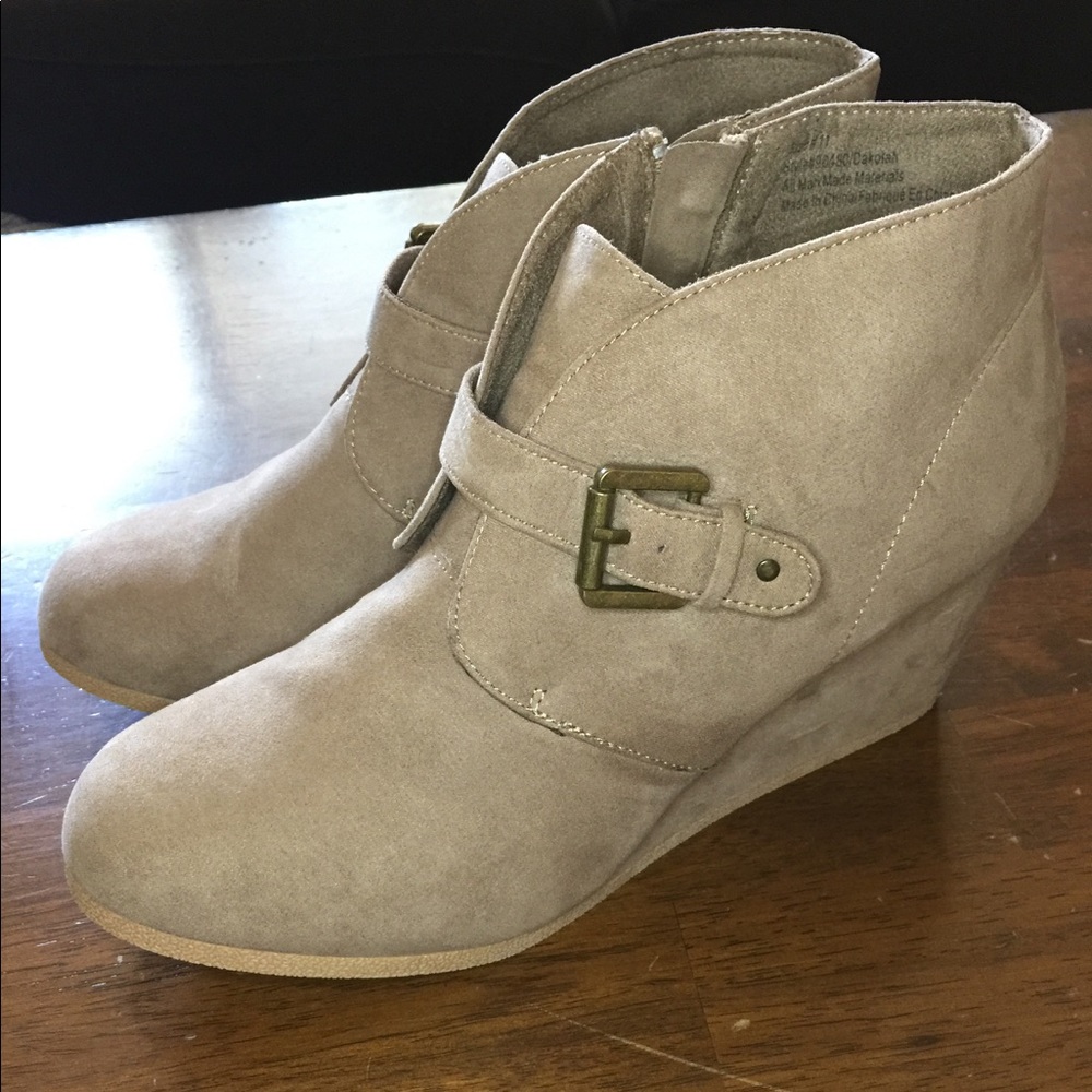 NWOT Maurices Taupe Booties