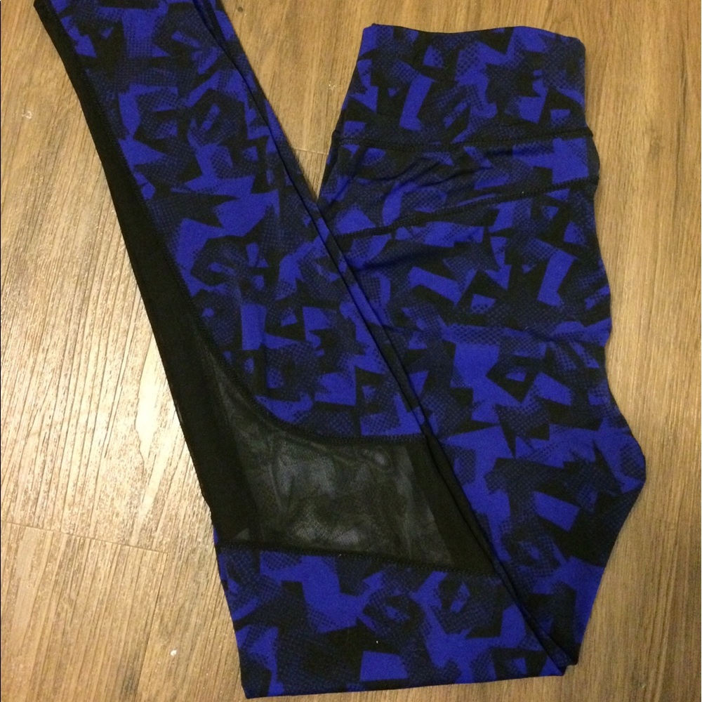 Leggings with mesh cut-out along calf