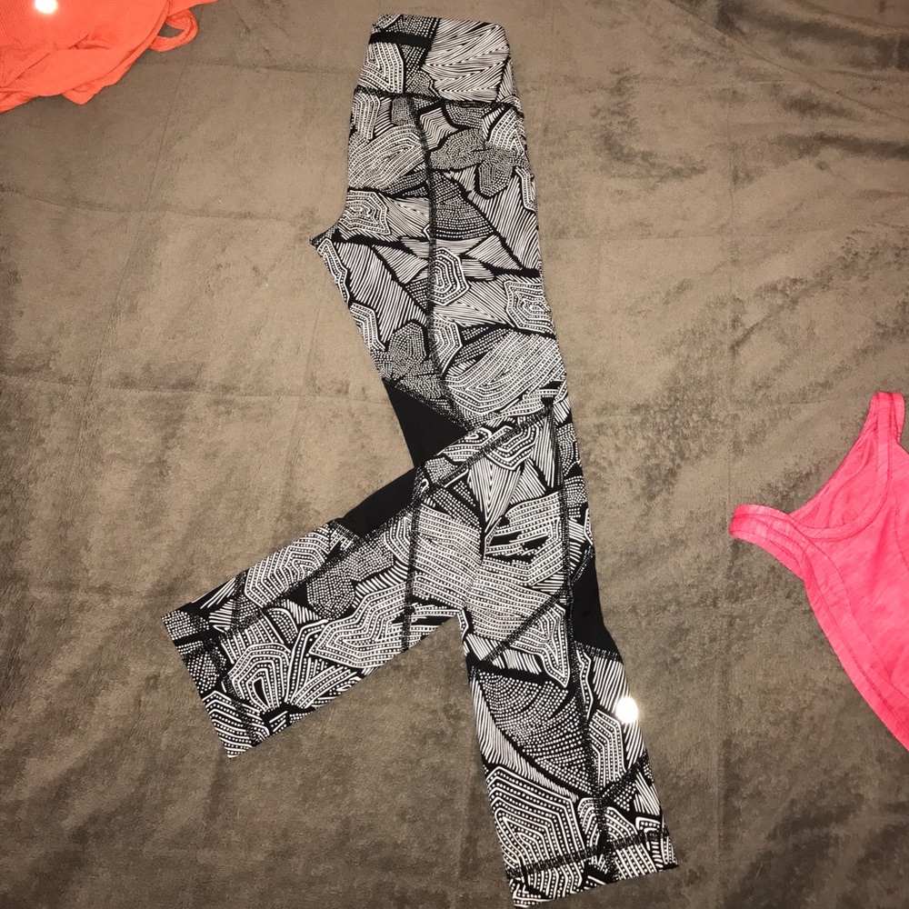 Lululemon black&white stripe&dot crop legging sz 2