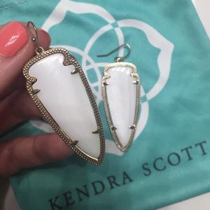 Kendra Scott Skylar Earrings --- white pearl
