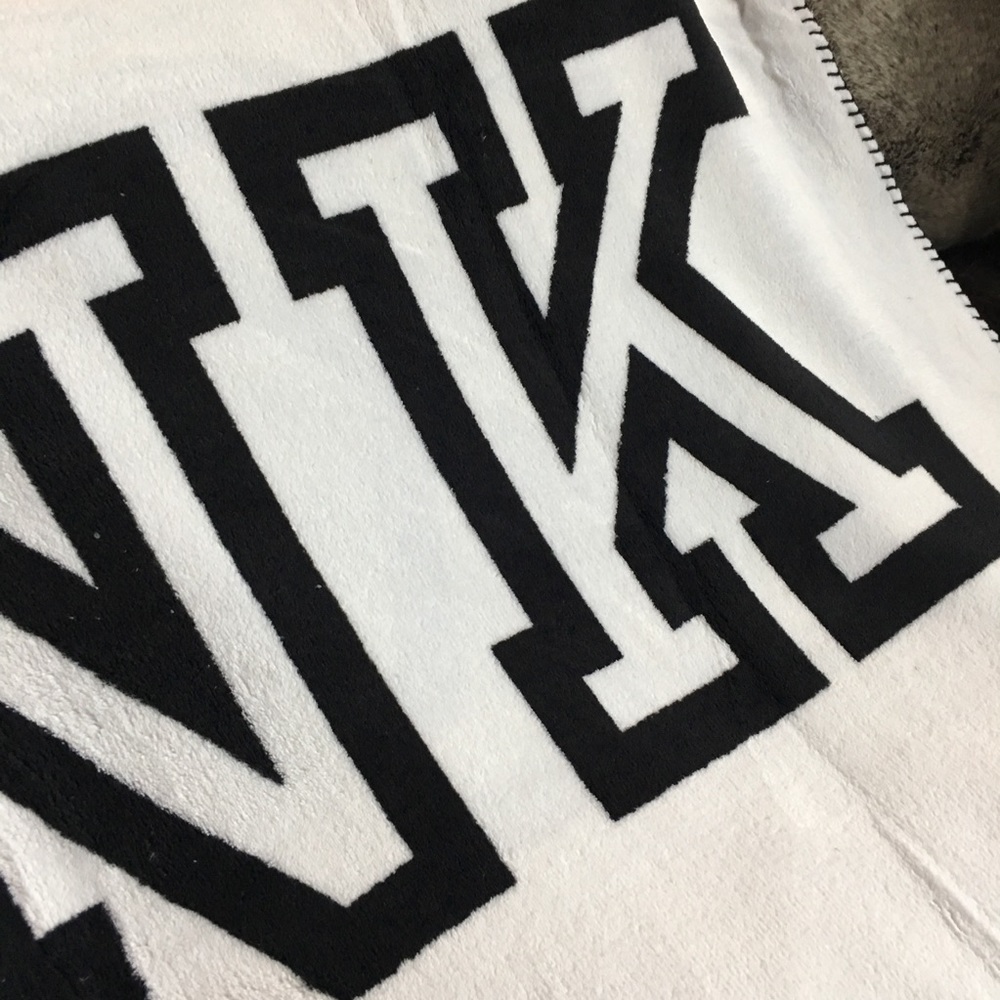 LAST ONE!! 💕Victoria's Secret Pink Throw Blanket - Picture 4 of 8