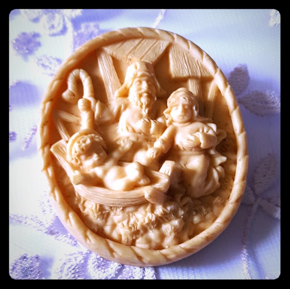 Amazing Nativity Scene Brooch - Picture 2 of 3