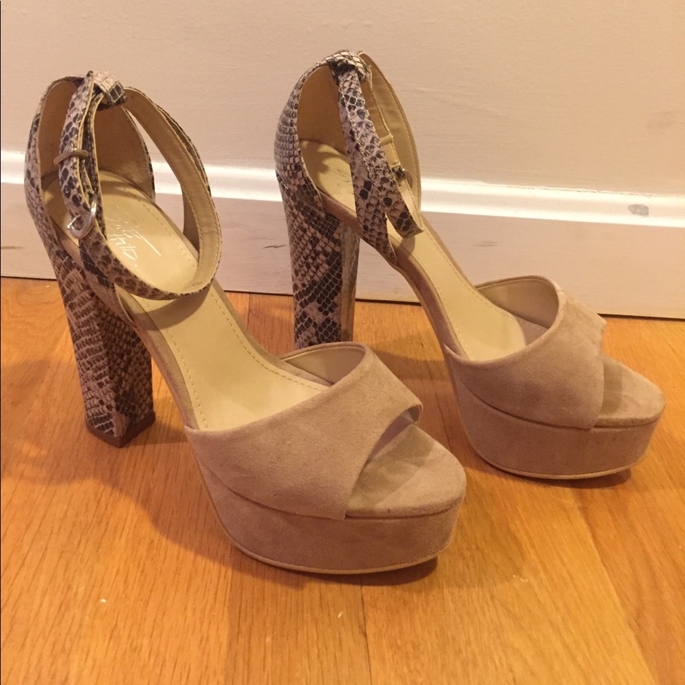 Sole Child Pumps in Faux White Snake Skin