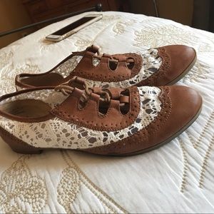 Brown laced shoes