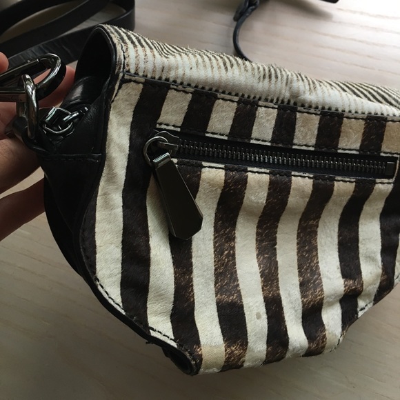 Kenneth Cole Small Fun Bag - Picture 4 of 5