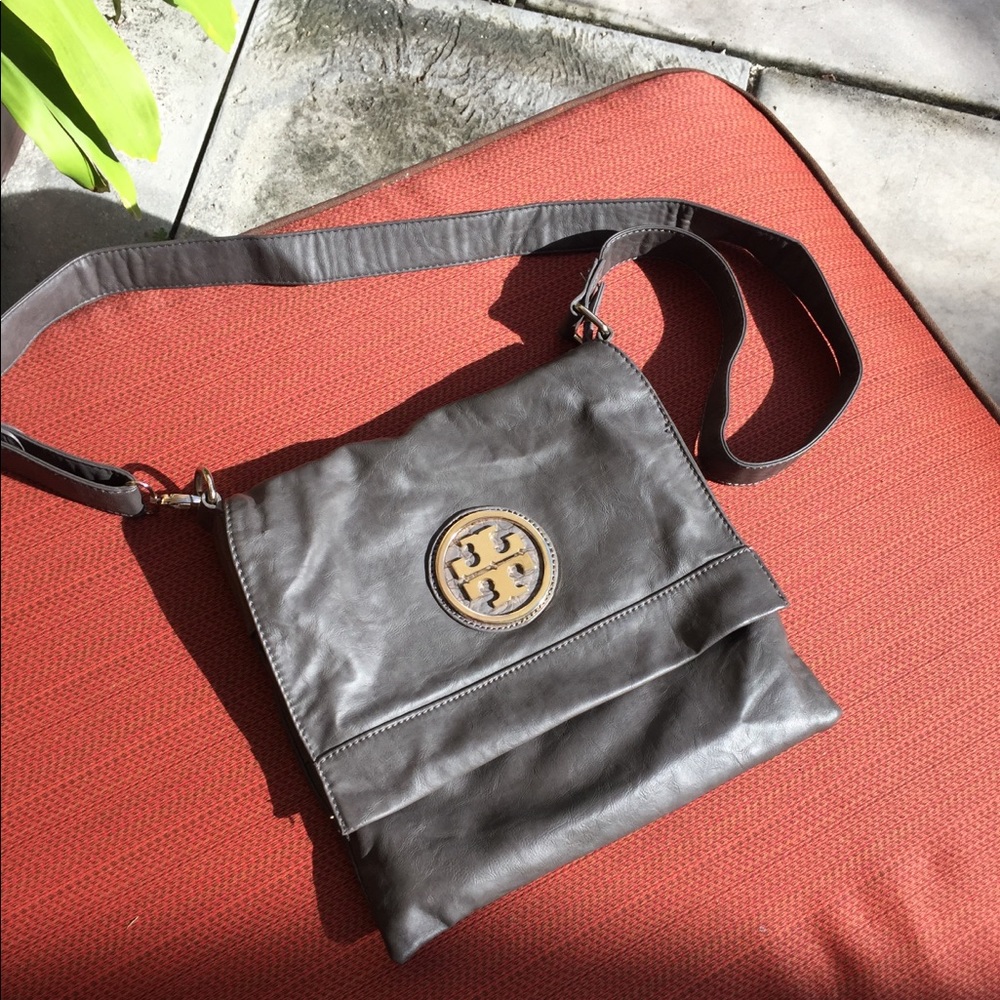 Tory burch. Gray cross body bag.
