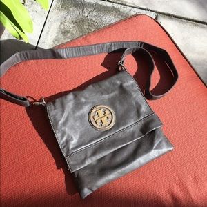 Tory burch. Gray cross body bag.