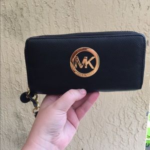 Michael kors. Black wallet With wrist band.