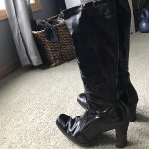 Fitted patten leather look zip up boots