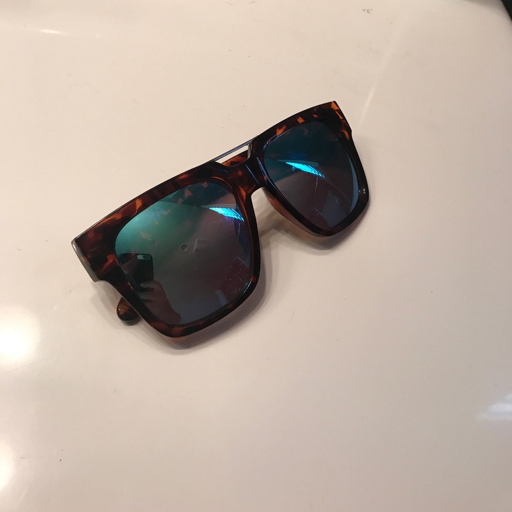 Quay x Chrisspy Mila Tortoise