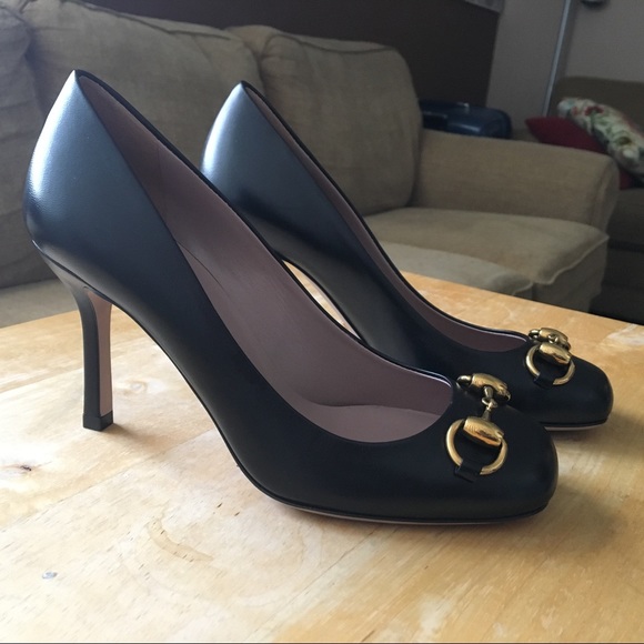 Elegant Gucci Pumps - Black w/ Chain Link Detail - Picture 2 of 6