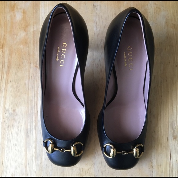 Elegant Gucci Pumps - Black w/ Chain Link Detail - Picture 6 of 6