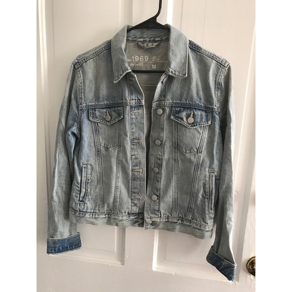 🚨LAST CHANCE🚨 Gap jean jacket - Picture 1 of 3